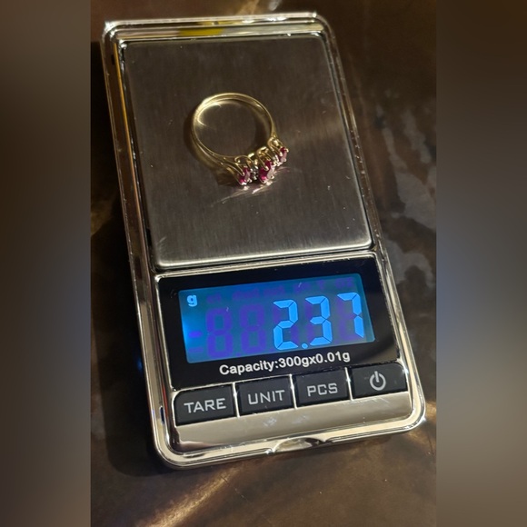 Elegant gold Ring with Rich  Accents - Picture 3 of 8